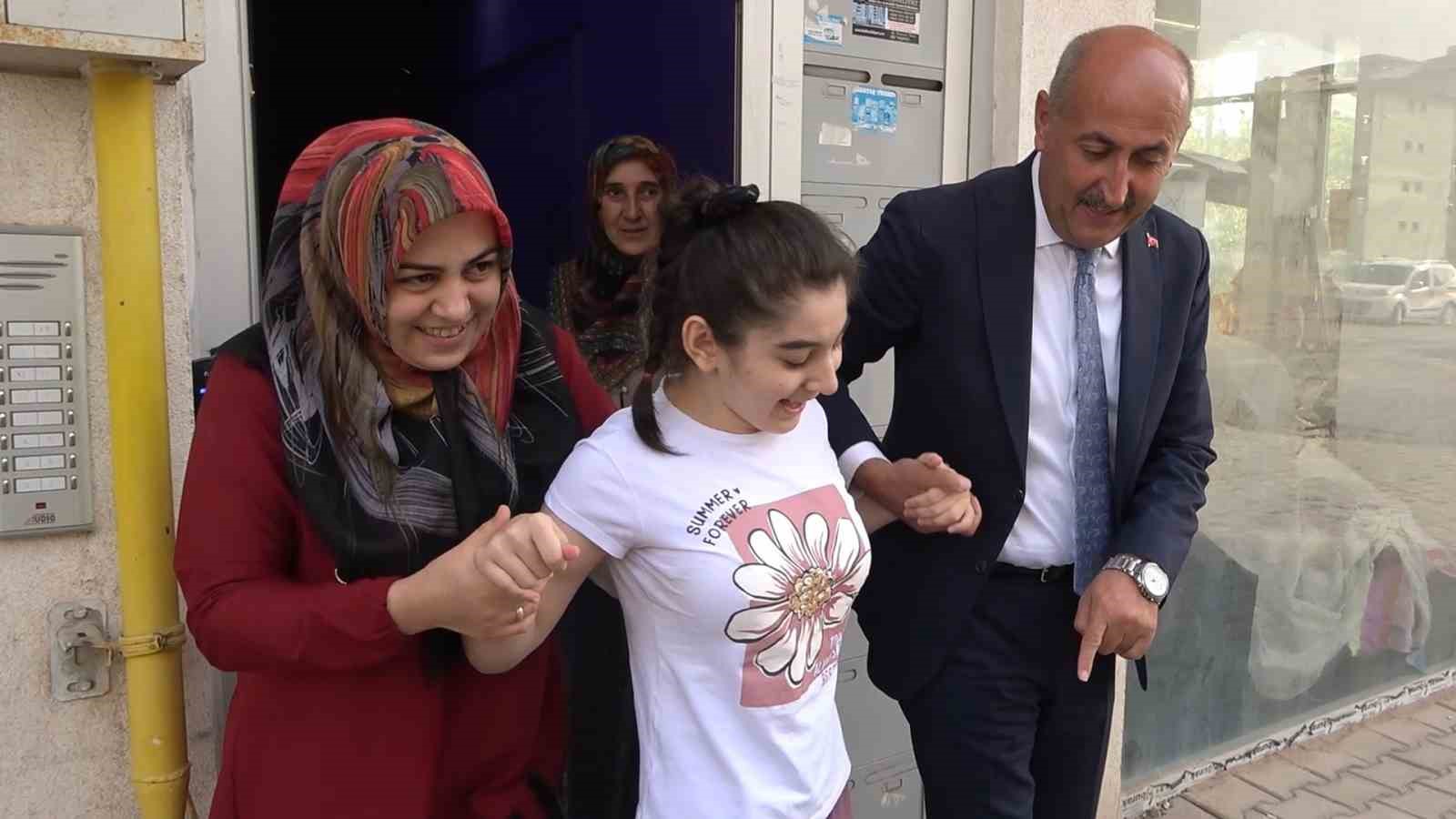 Akülü tekerlekli sandalyesine kavuştu, sevinç gözyaşları döktü: Serebral palsi hastası Sena’nın mutlu günü