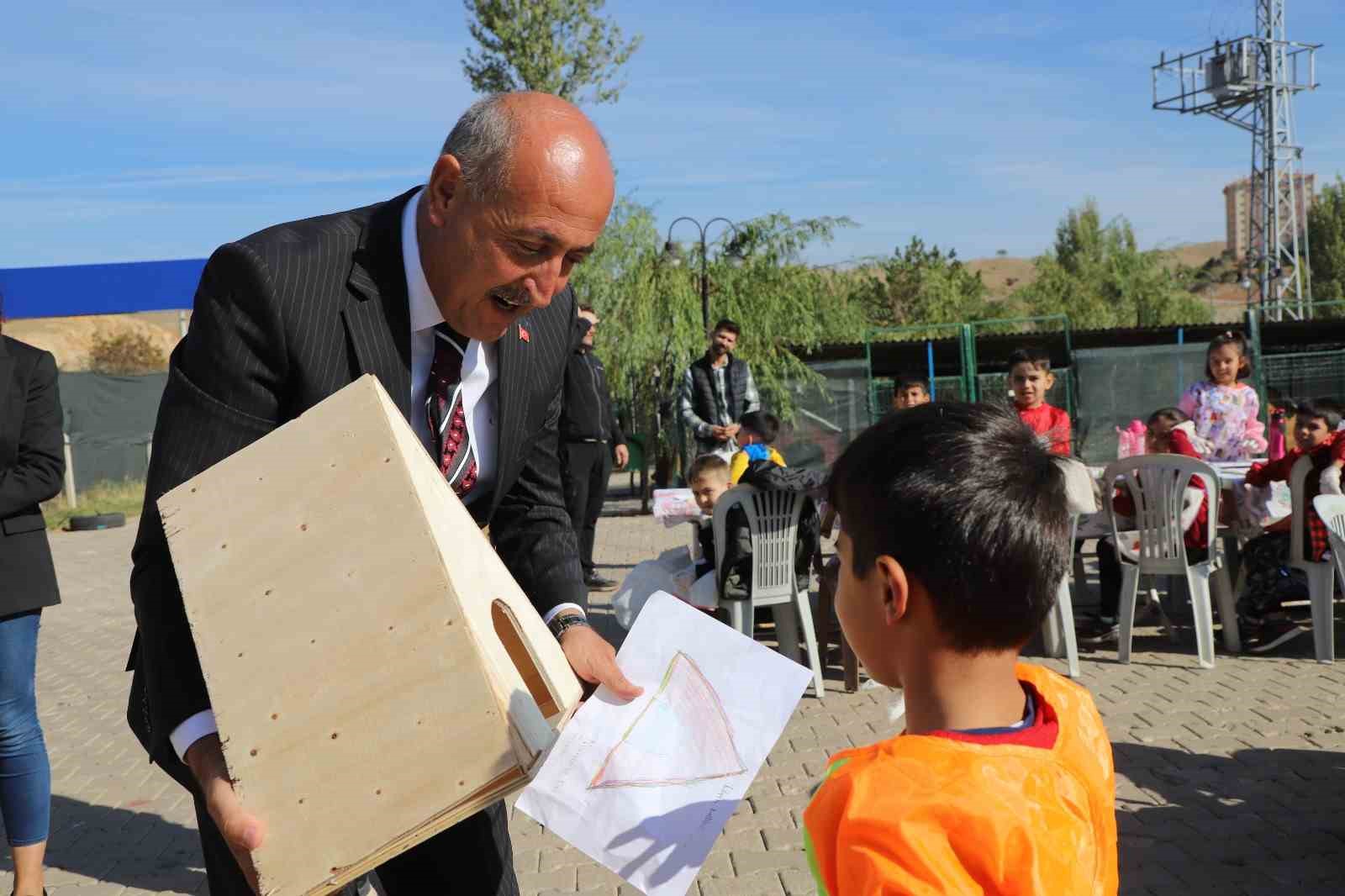 Öğrenciler, kulübeleri sokak hayvanları için hazırladı