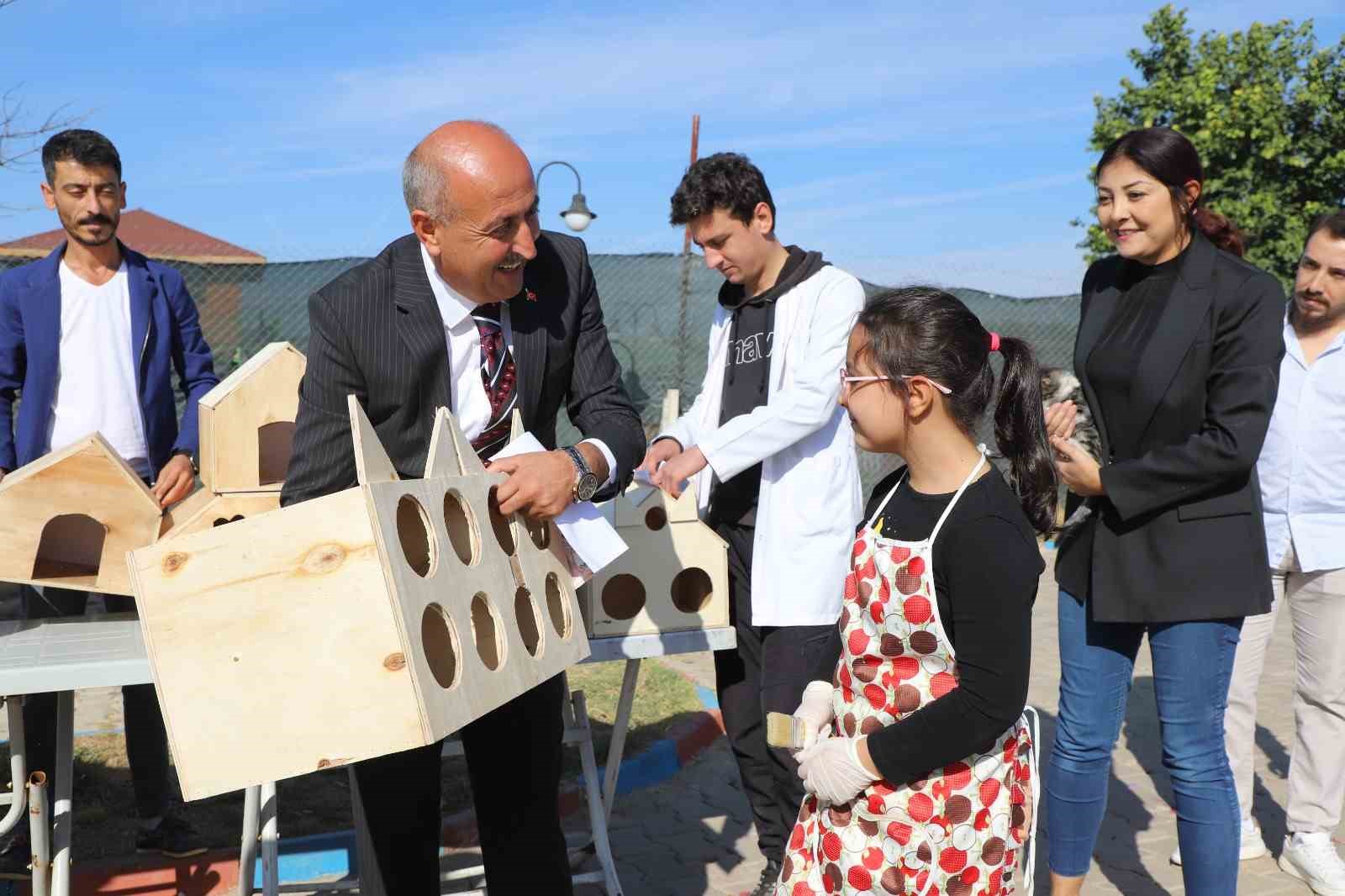 Öğrenciler, kulübeleri sokak hayvanları için hazırladı