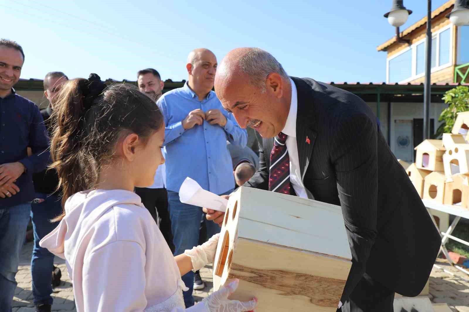 Öğrenciler, kulübeleri sokak hayvanları için hazırladı