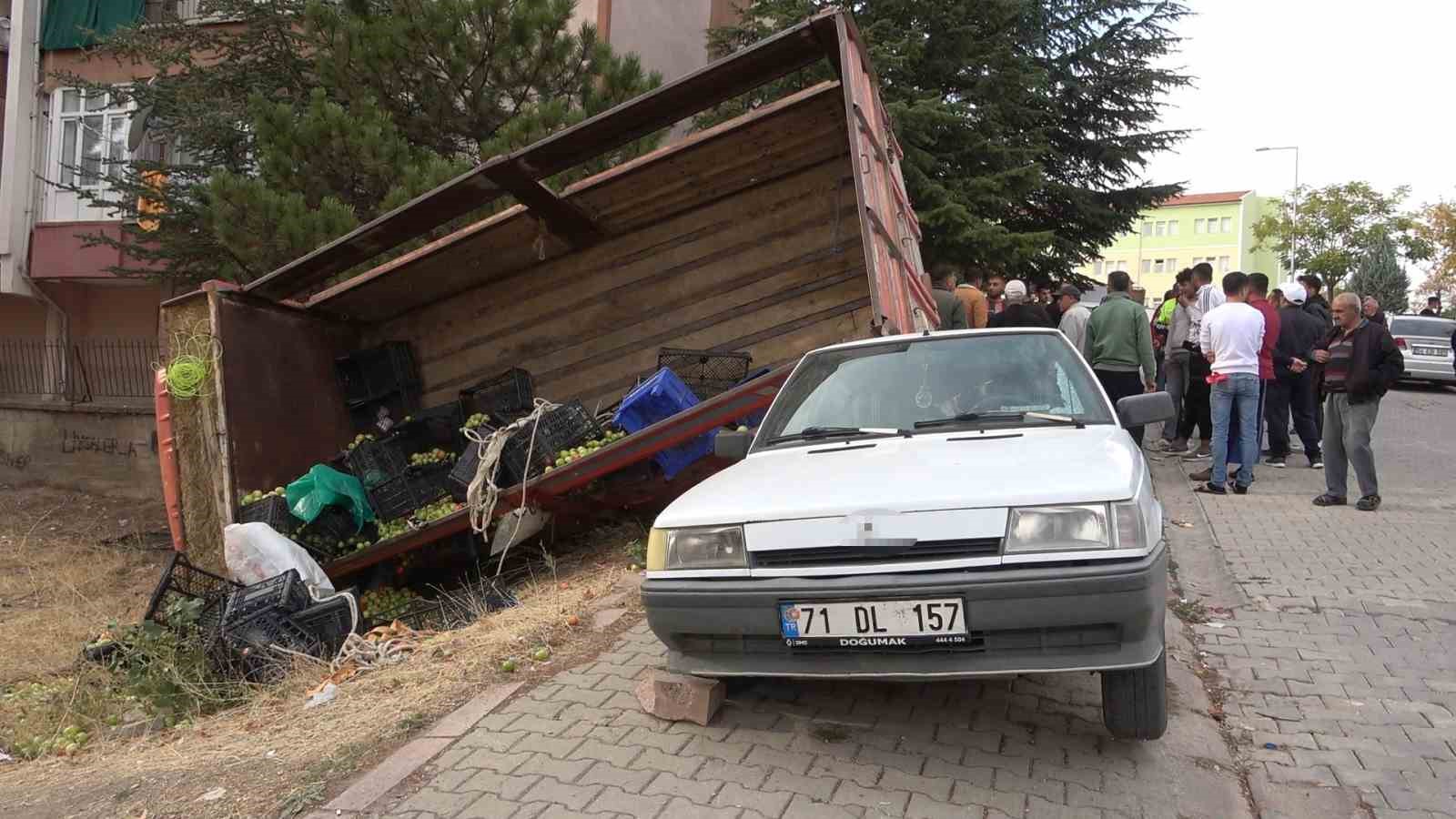 Freni boşalan kamyon park halindeki araçlara çarptı