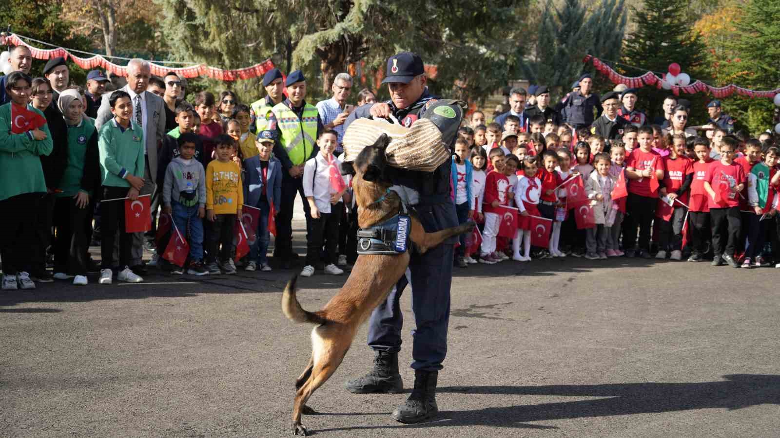 Jandarma, Cumhuriyet’in 100. yılında kapılarını öğrencilere açtı: Hem eğlendiler hem öğrendiler