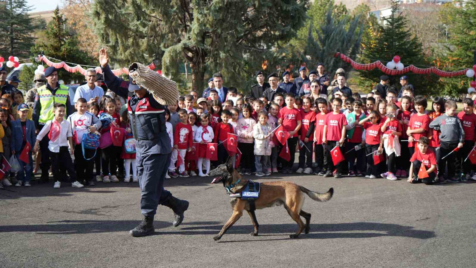 Jandarma, Cumhuriyet’in 100. yılında kapılarını öğrencilere açtı: Hem eğlendiler hem öğrendiler