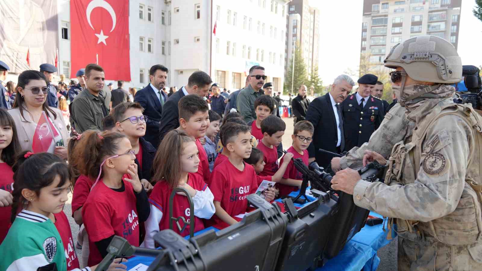 Jandarma, Cumhuriyet’in 100. yılında kapılarını öğrencilere açtı: Hem eğlendiler hem öğrendiler