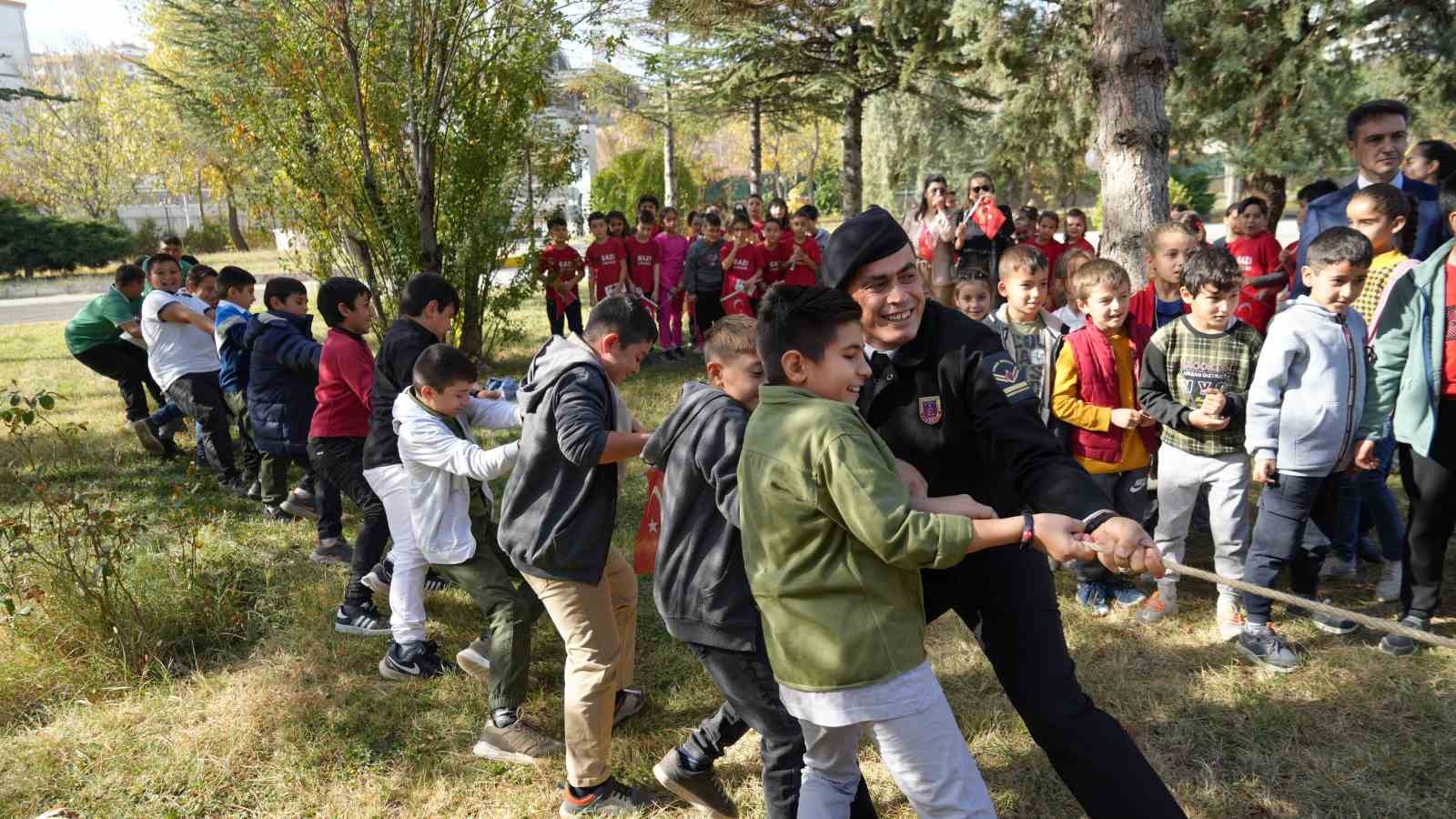 Jandarma, Cumhuriyet’in 100. yılında kapılarını öğrencilere açtı: Hem eğlendiler hem öğrendiler