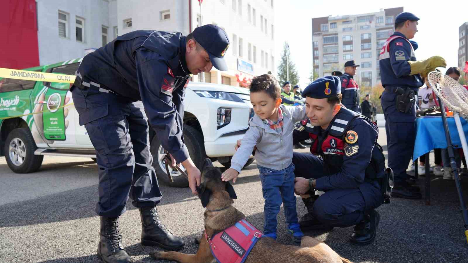 Jandarma, Cumhuriyet’in 100. yılında kapılarını öğrencilere açtı: Hem eğlendiler hem öğrendiler