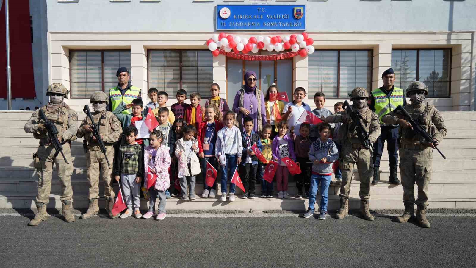 Jandarma, Cumhuriyet’in 100. yılında kapılarını öğrencilere açtı: Hem eğlendiler hem öğrendiler