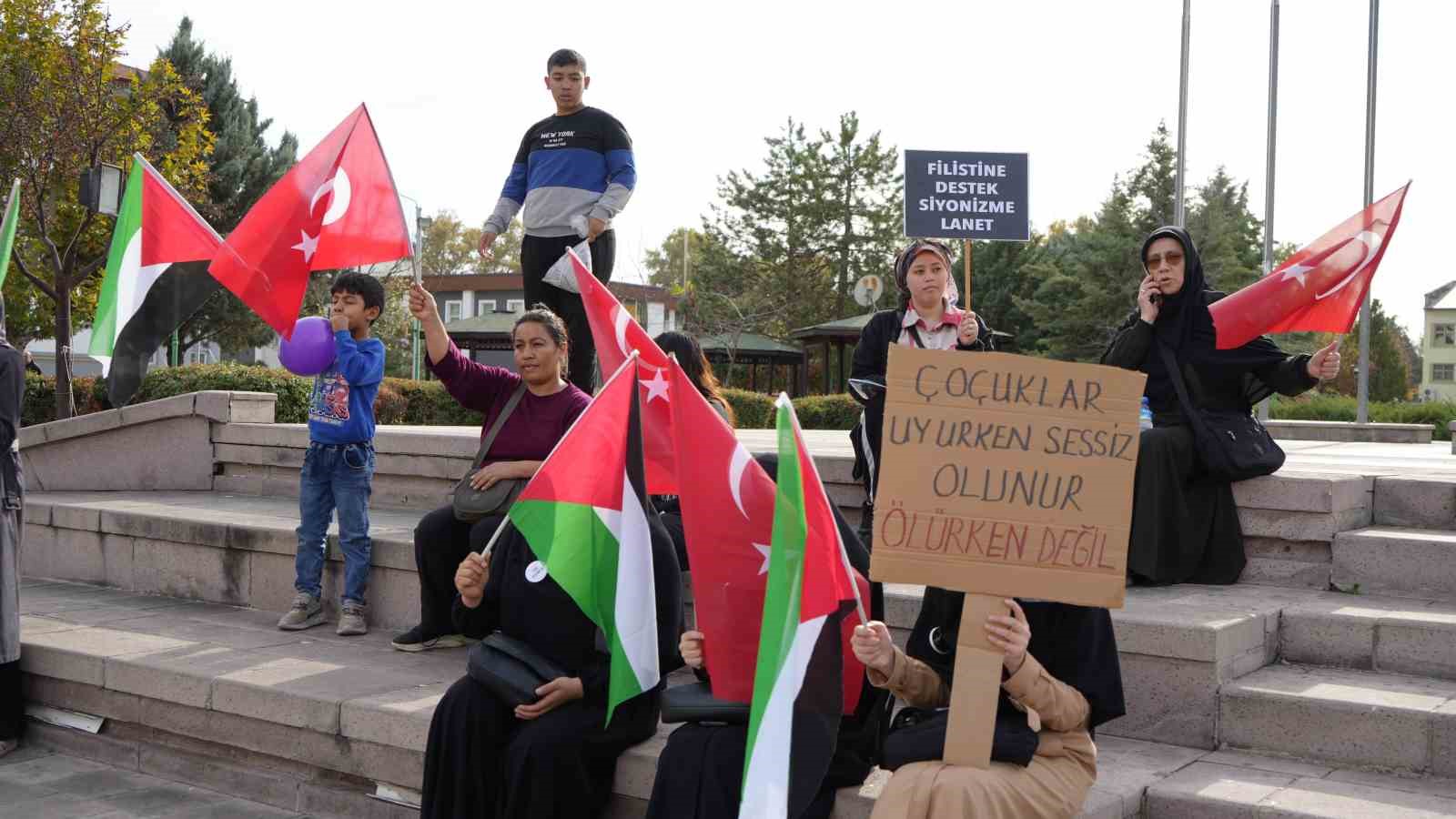 Kırıkkaleli kadınlar, Filistin’e destek için oturma eylemi yaptı