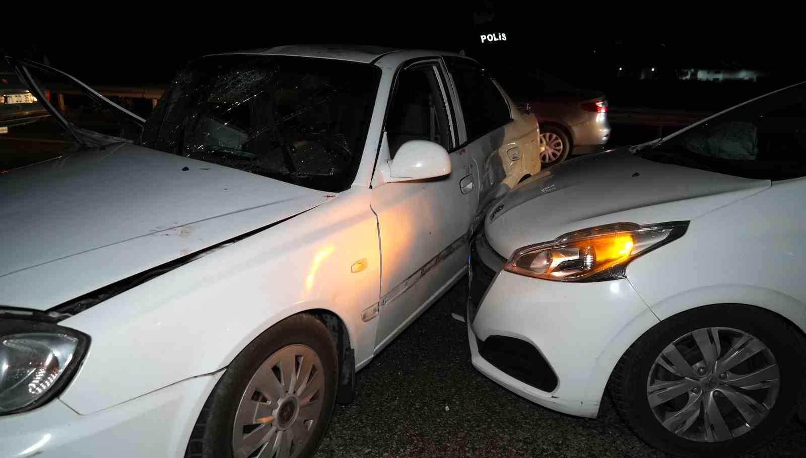 Kepçe ile 2 otomobilin karıştığı kazada araçlar hurdaya döndü: 4 yaralı