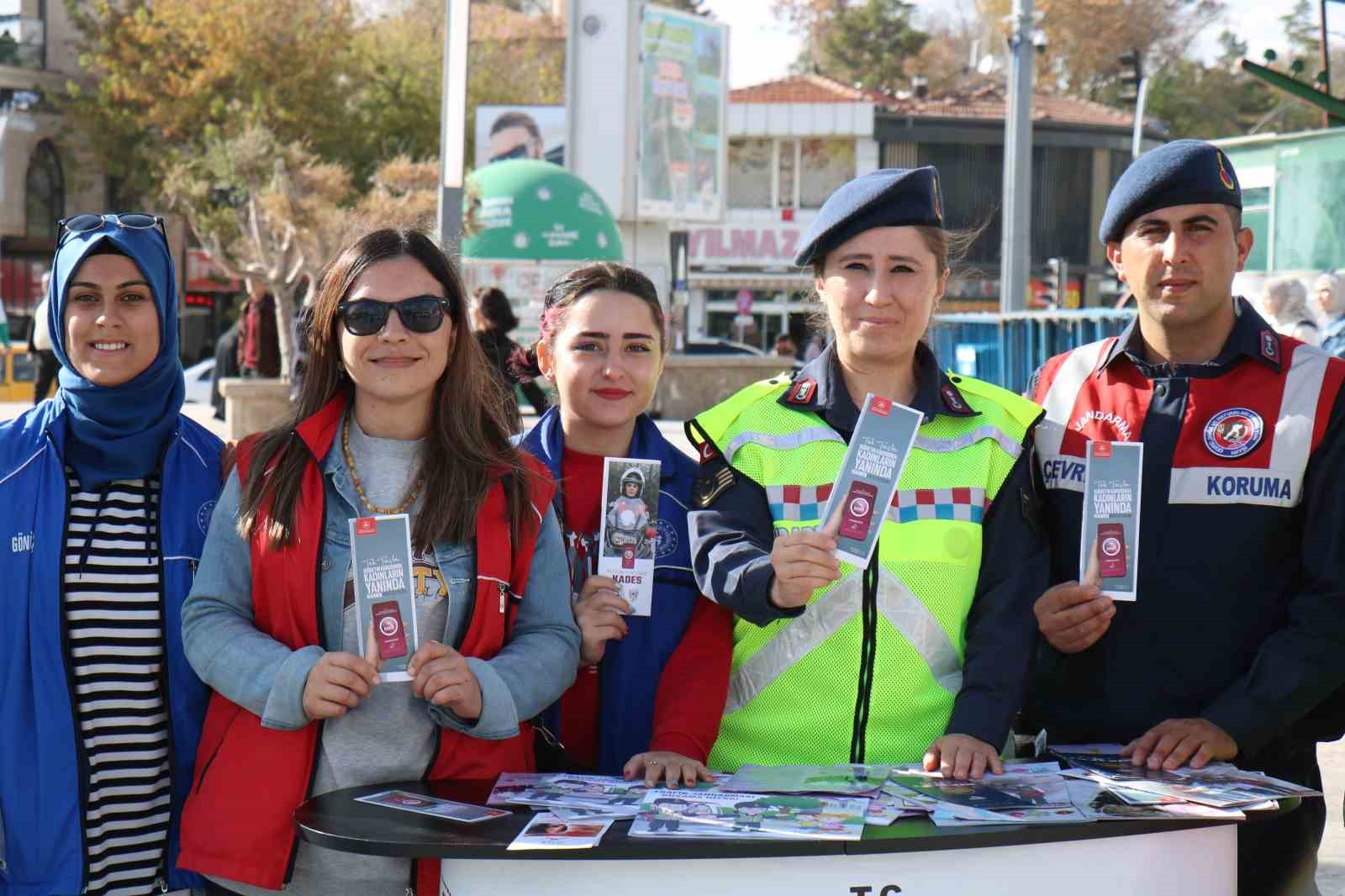 Deprem bilgilendirmesinde jandarma köpekleri ilgi odağı oldu