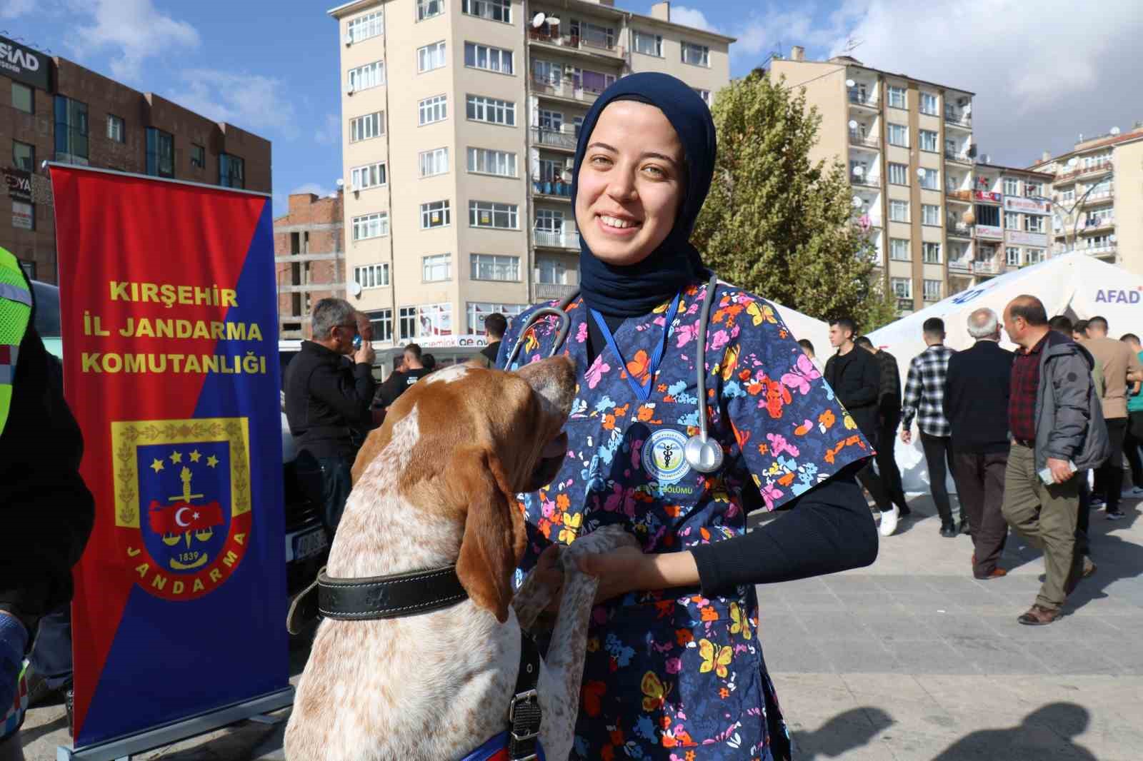 Deprem bilgilendirmesinde jandarma köpekleri ilgi odağı oldu