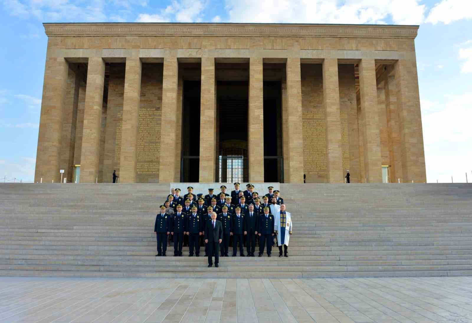 Emniyet Teşkilatı 10 Kasım öncesi Anıtkabir’i ziyaret etti