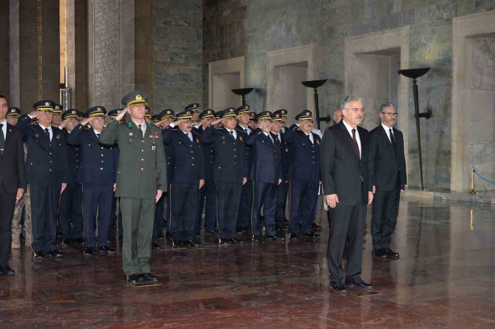 Emniyet Teşkilatı 10 Kasım öncesi Anıtkabir’i ziyaret etti