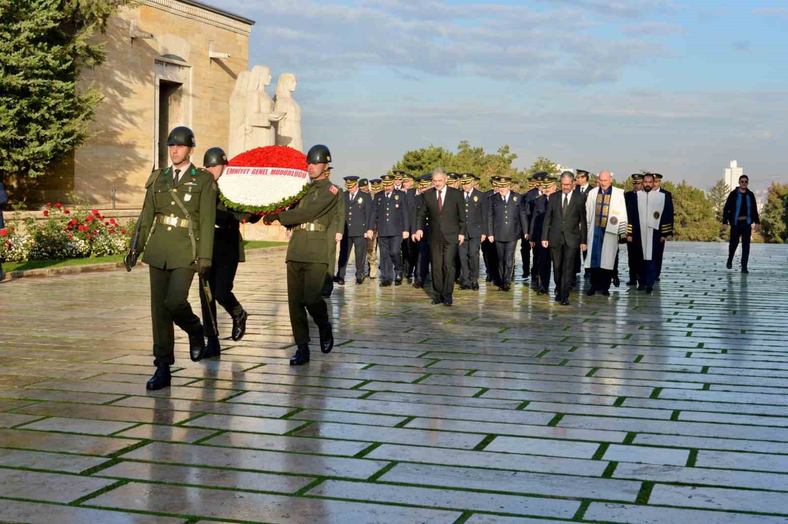 Emniyet Teşkilatı 10 Kasım öncesi Anıtkabir’i ziyaret etti