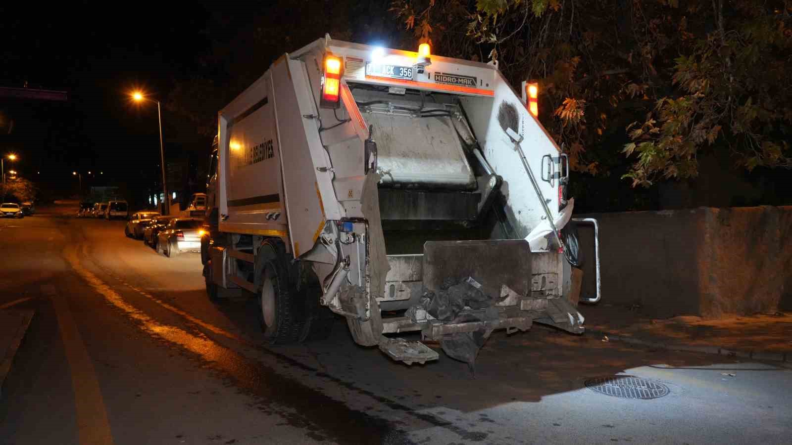 Motosiklet ile çöp kamyonu çarpıştı: 2 yaralı