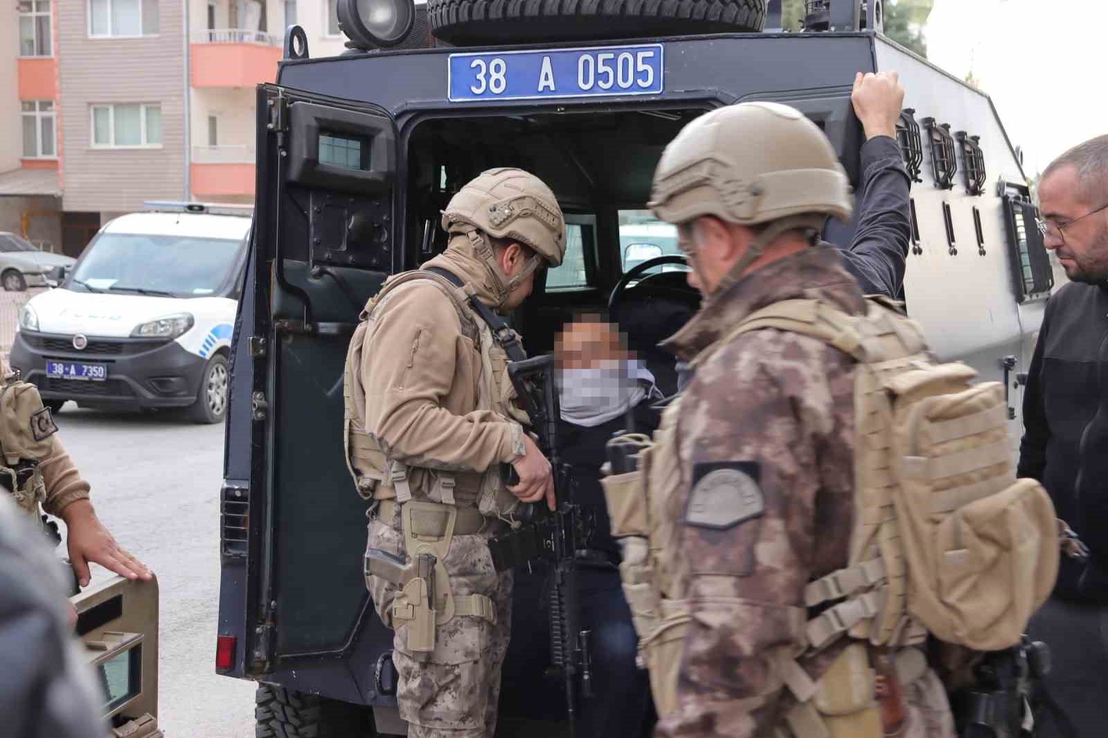 Kendini eve kilitleyip ateşe vermeye çalıştı, özel harekat etkisiz hale getirdi