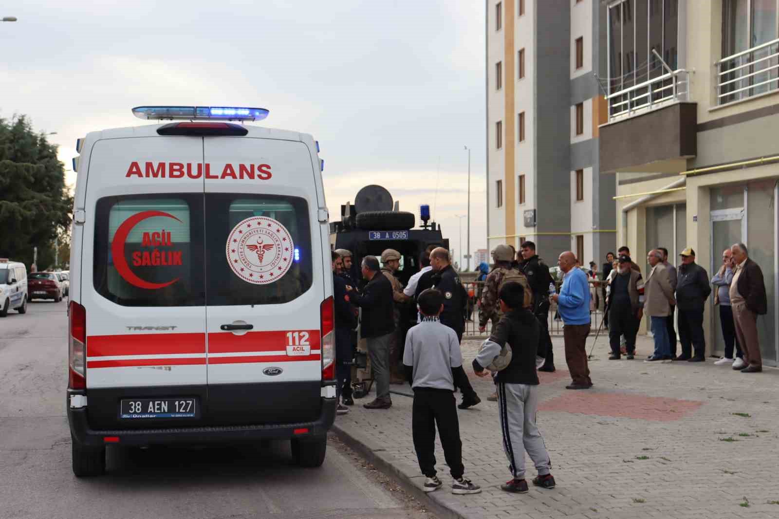 Kendini eve kilitleyip ateşe vermeye çalıştı, özel harekat etkisiz hale getirdi