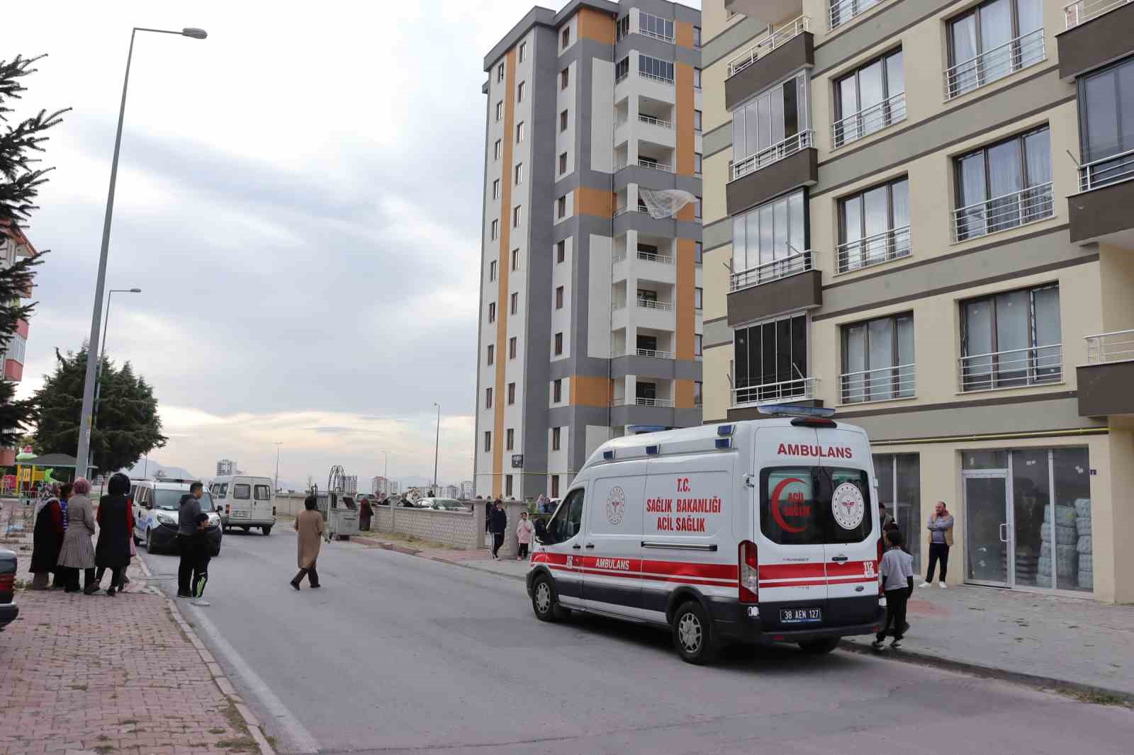 Kendini eve kilitleyip ateşe vermeye çalıştı, özel harekat etkisiz hale getirdi