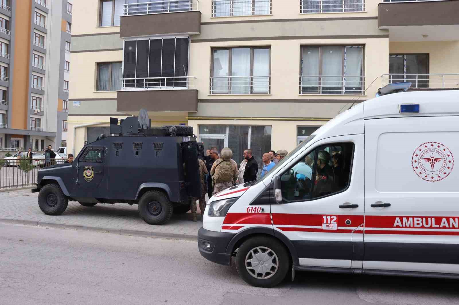 Kendini eve kilitleyip ateşe vermeye çalıştı, özel harekat etkisiz hale getirdi