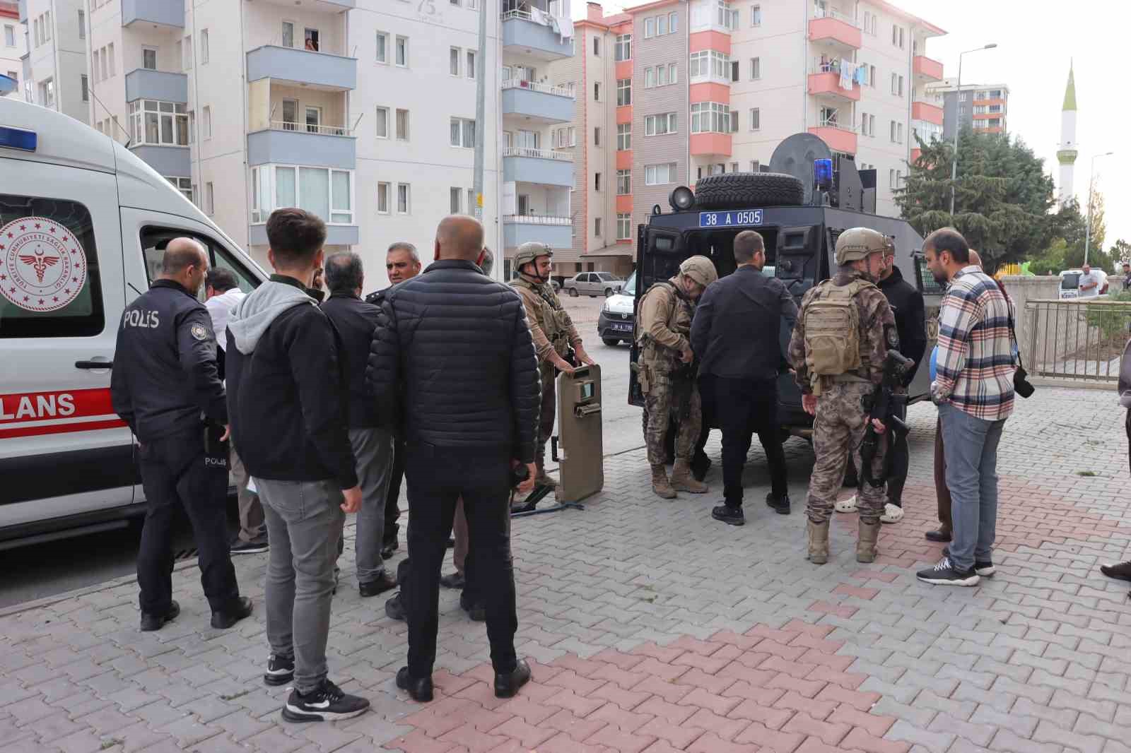 Kendini eve kilitleyip ateşe vermeye çalıştı, özel harekat etkisiz hale getirdi