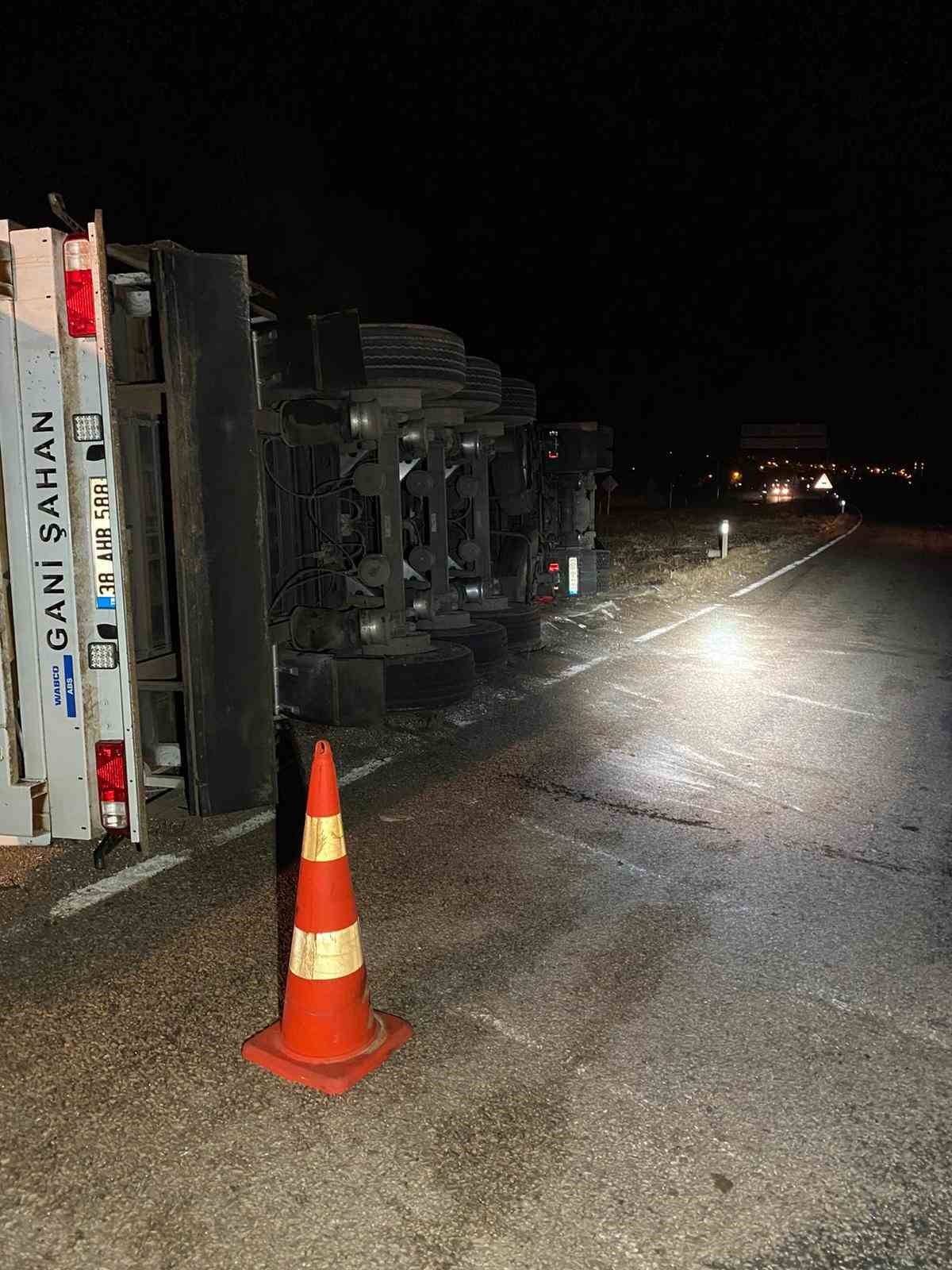 Kırıkkale’de tır devrildi: 2 kişi yaralandı, 2 büyükbaş hayvan telef oldu