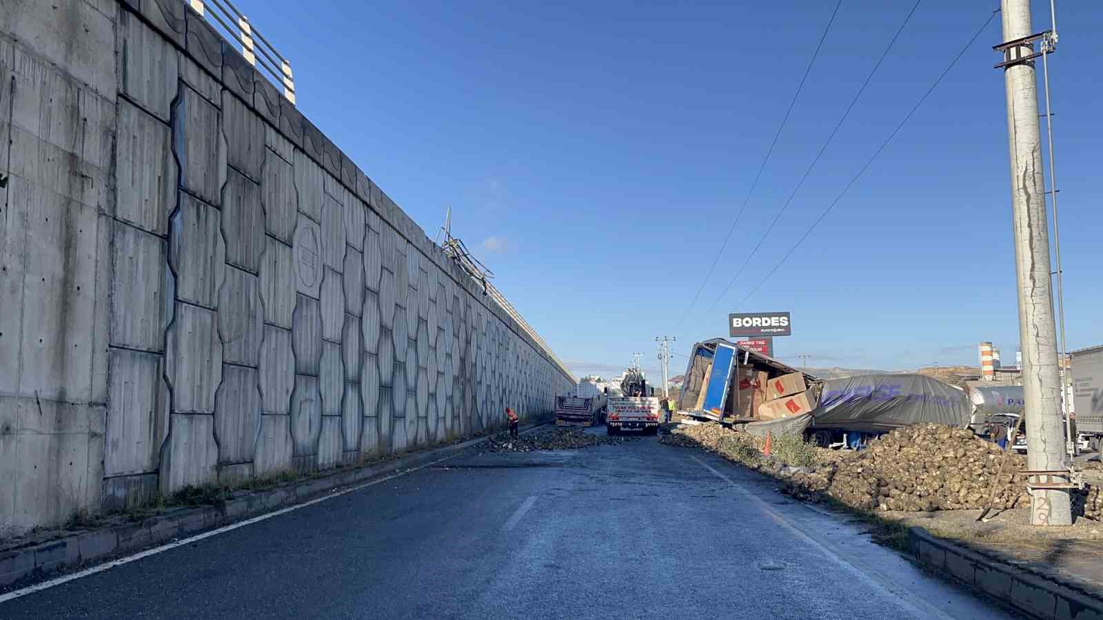 Köprüden aşağı uçan tırların sürücüleri ağır yaralandı