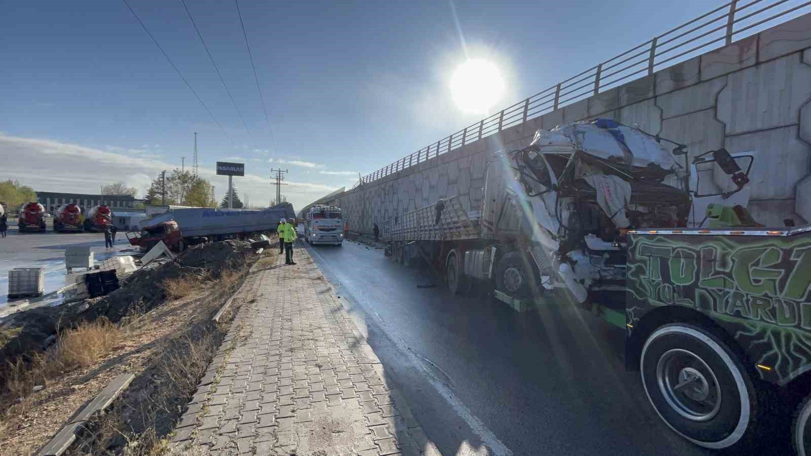 Köprüden aşağı uçan tırların sürücüleri ağır yaralandı