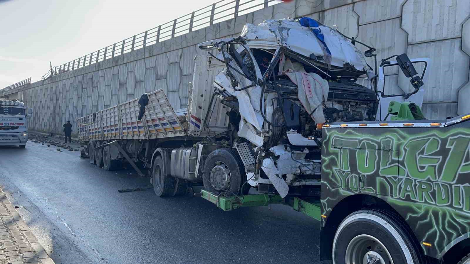 Köprüden aşağı uçan tırların sürücüleri ağır yaralandı