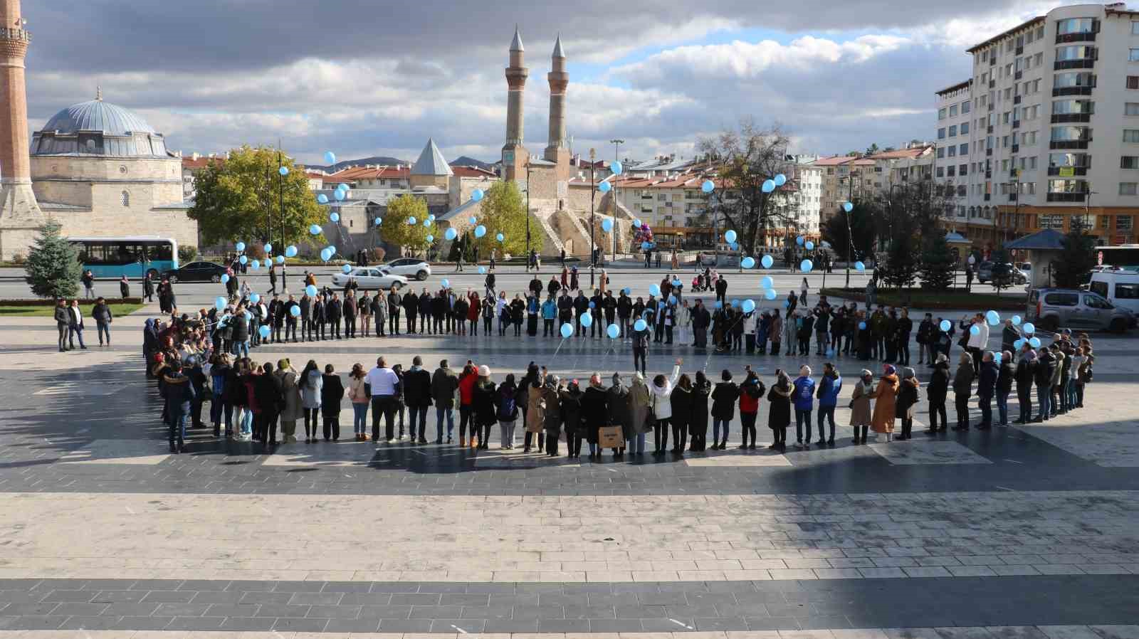 Mavi balonları gökyüzüne bırakarak farkındalık oluşturdular