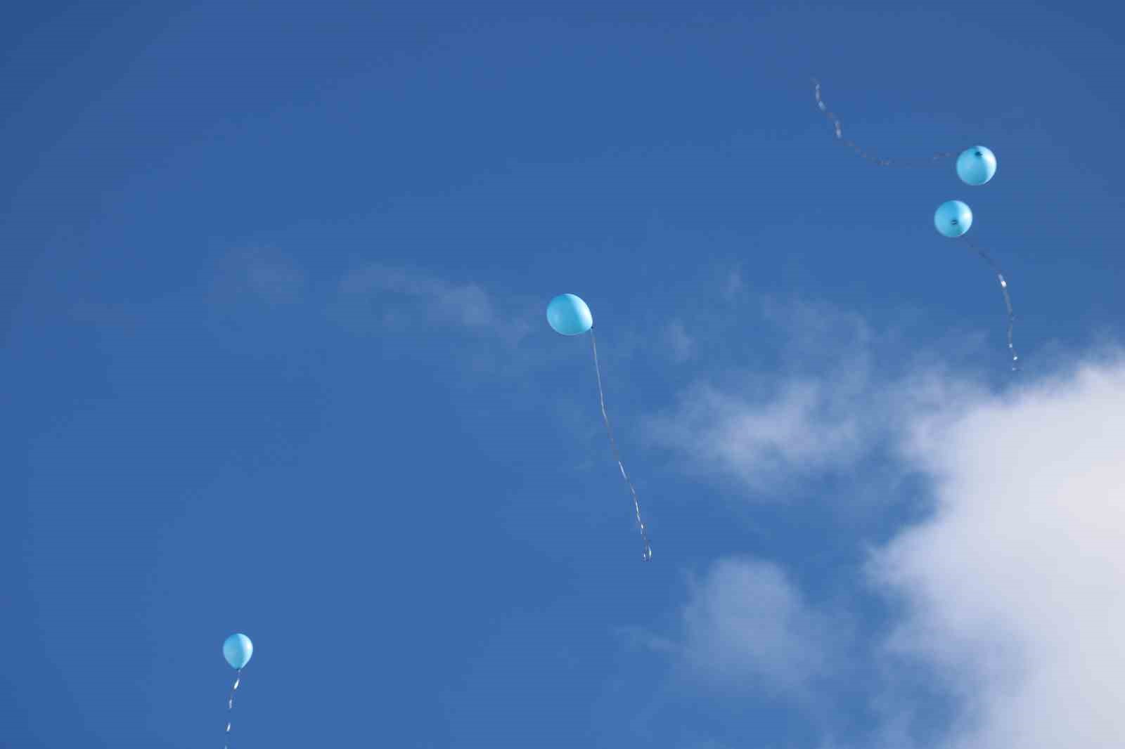Mavi balonları gökyüzüne bırakarak farkındalık oluşturdular