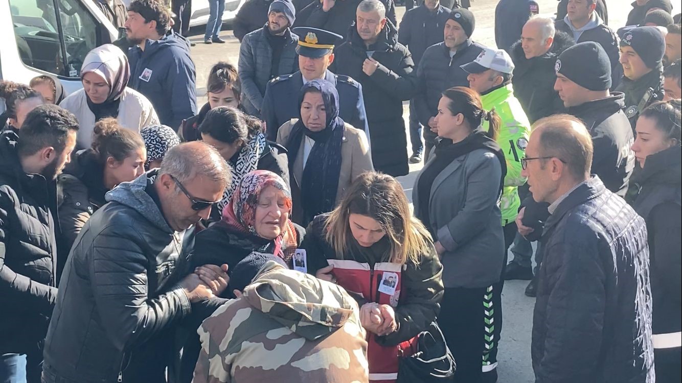 Şehit Üsteğmen Abdullah Köse yaşadığı evin karşısına defnedildi