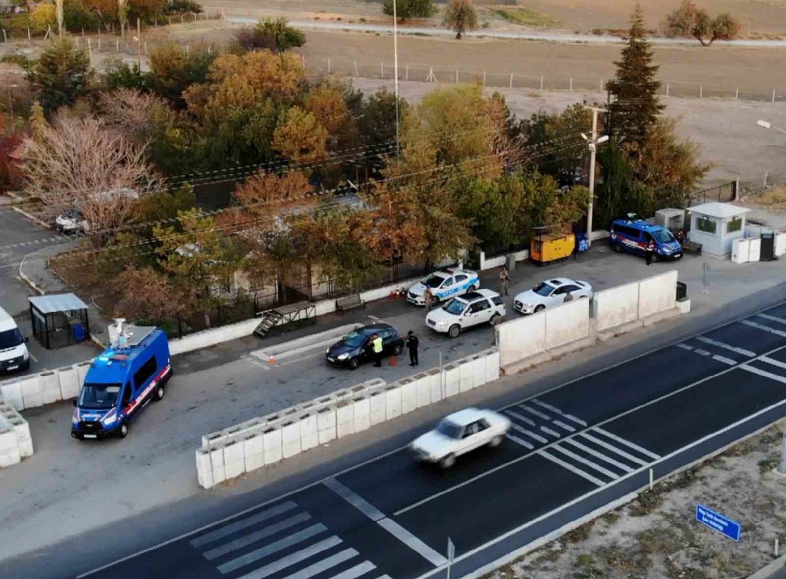 Jandarmanın şüphelendiği araçta uyuşturucu çıktı