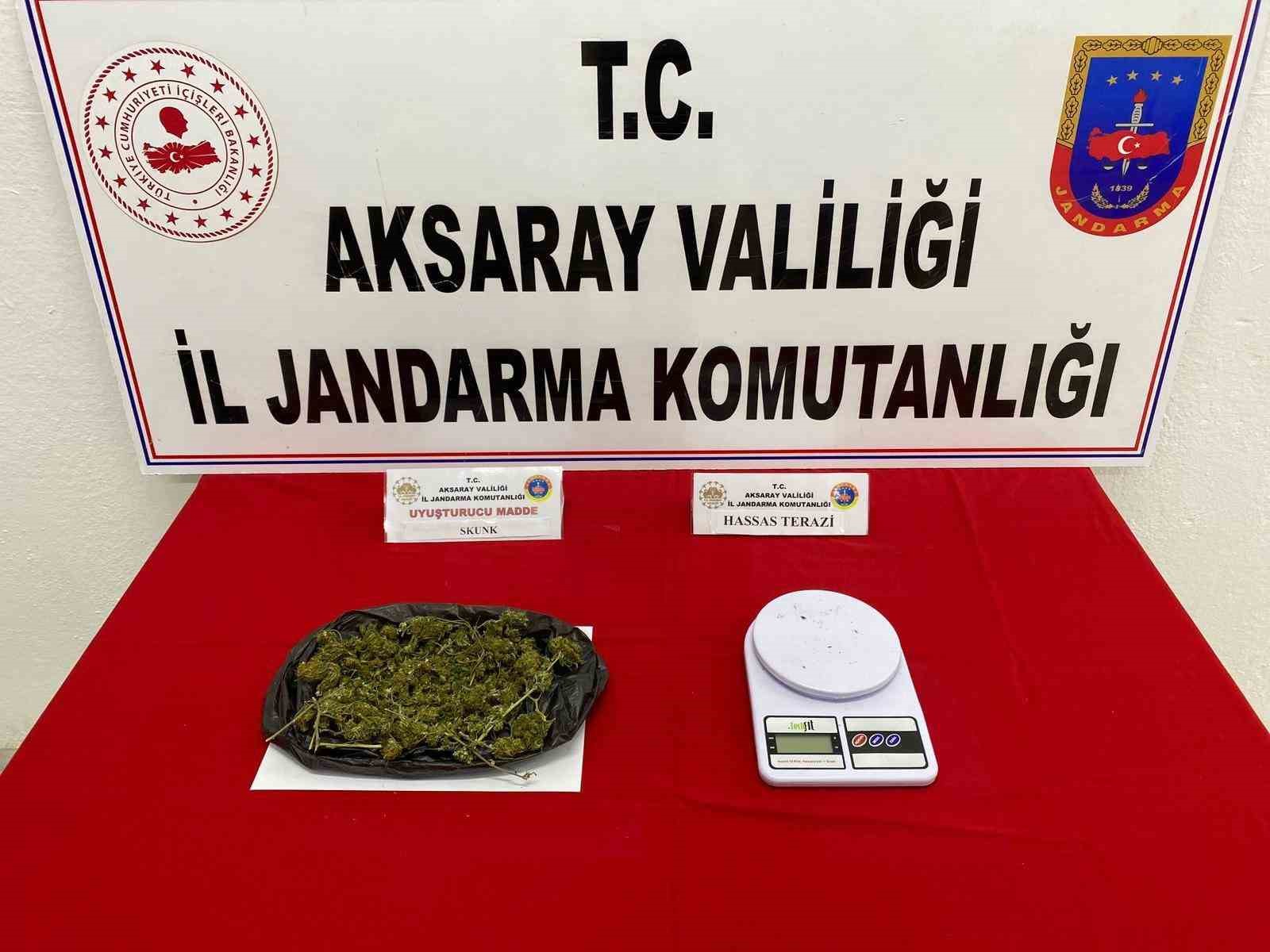 Jandarmanın şüphelendiği araçta uyuşturucu çıktı