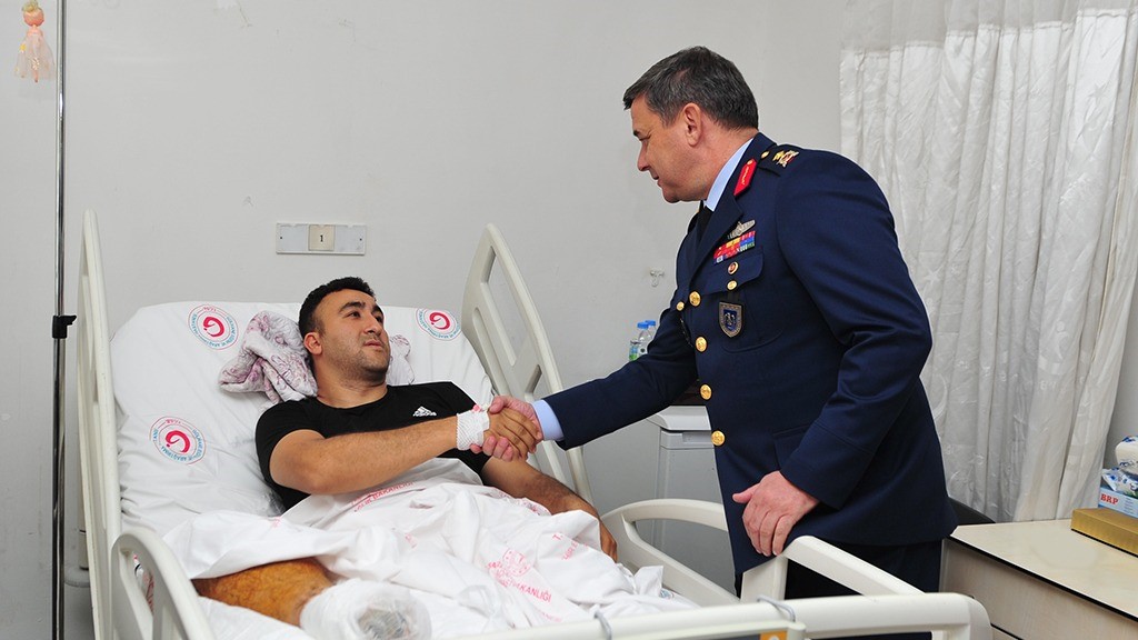 Hava Kuvvetleri personelinden hastanede tedavileri süren gazilere ziyaret