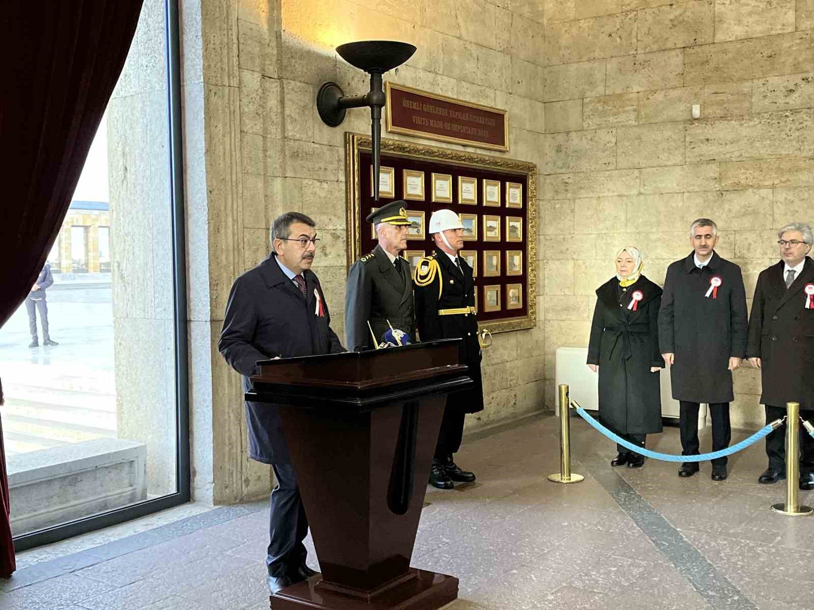 Bakan Tekin 81 ilden gelen öğretmenlerle Anıtkabir’i ziyaret etti