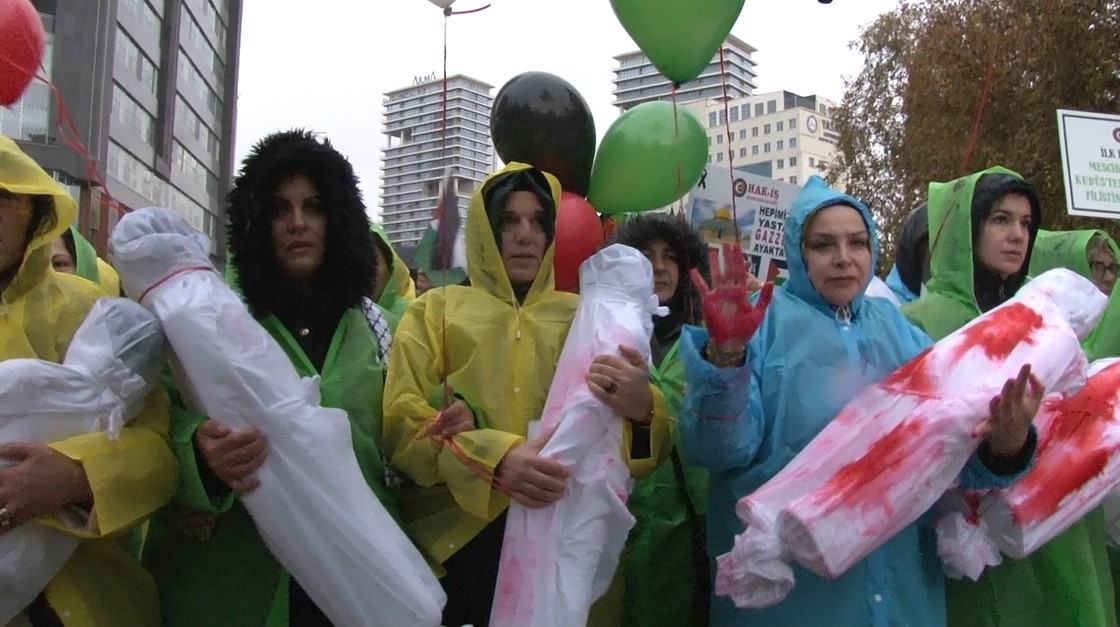 Hak-İş Filistinli kadınlar için ABD büyükelçiliğine yürüdü