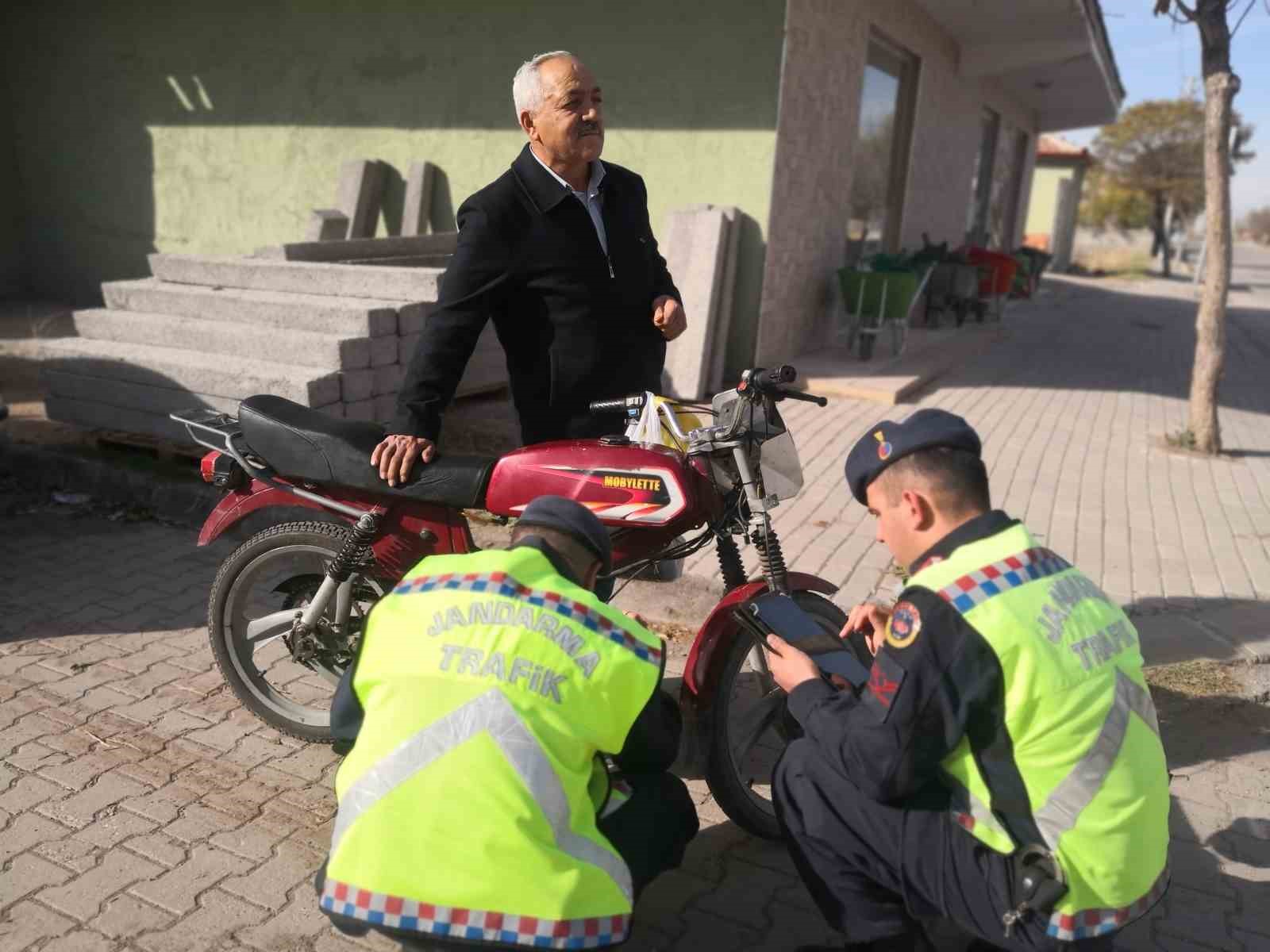 Ehliyetsiz, plakasız ve kasksız yakalandı, “Görmeyiverin ne olacak” dedi