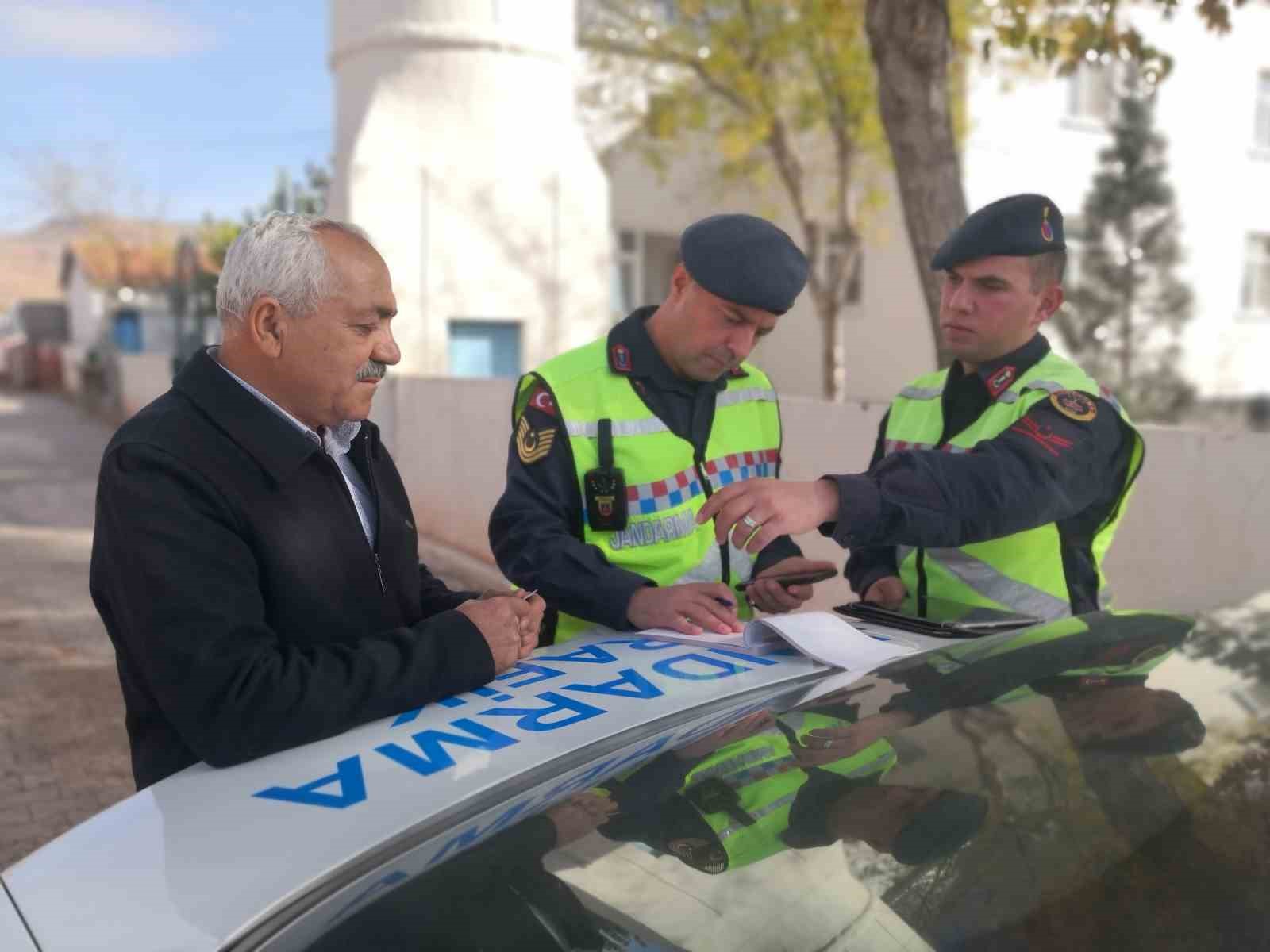 Ehliyetsiz, plakasız ve kasksız yakalandı, “Görmeyiverin ne olacak” dedi