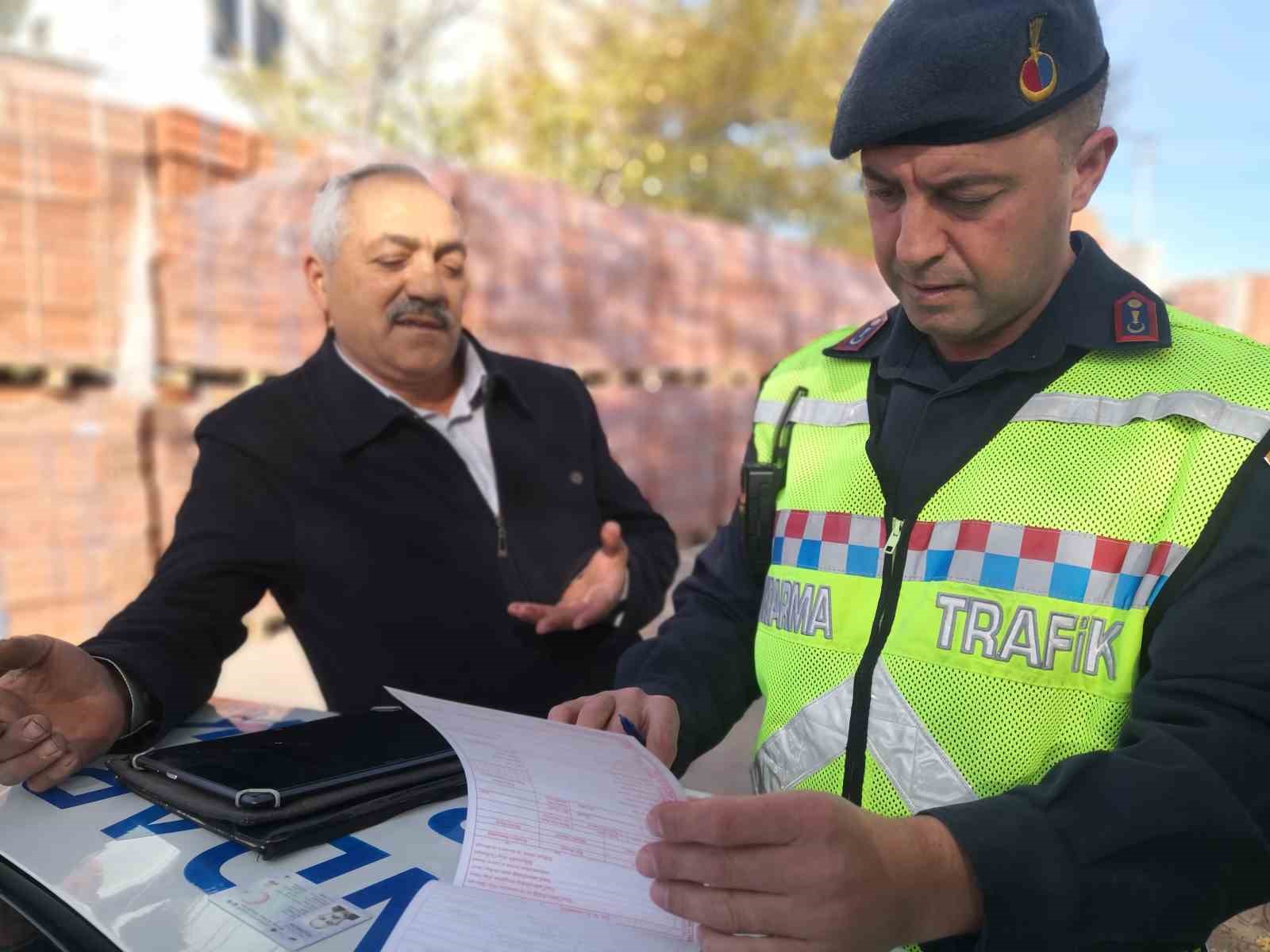 Ehliyetsiz, plakasız ve kasksız yakalandı, “Görmeyiverin ne olacak” dedi