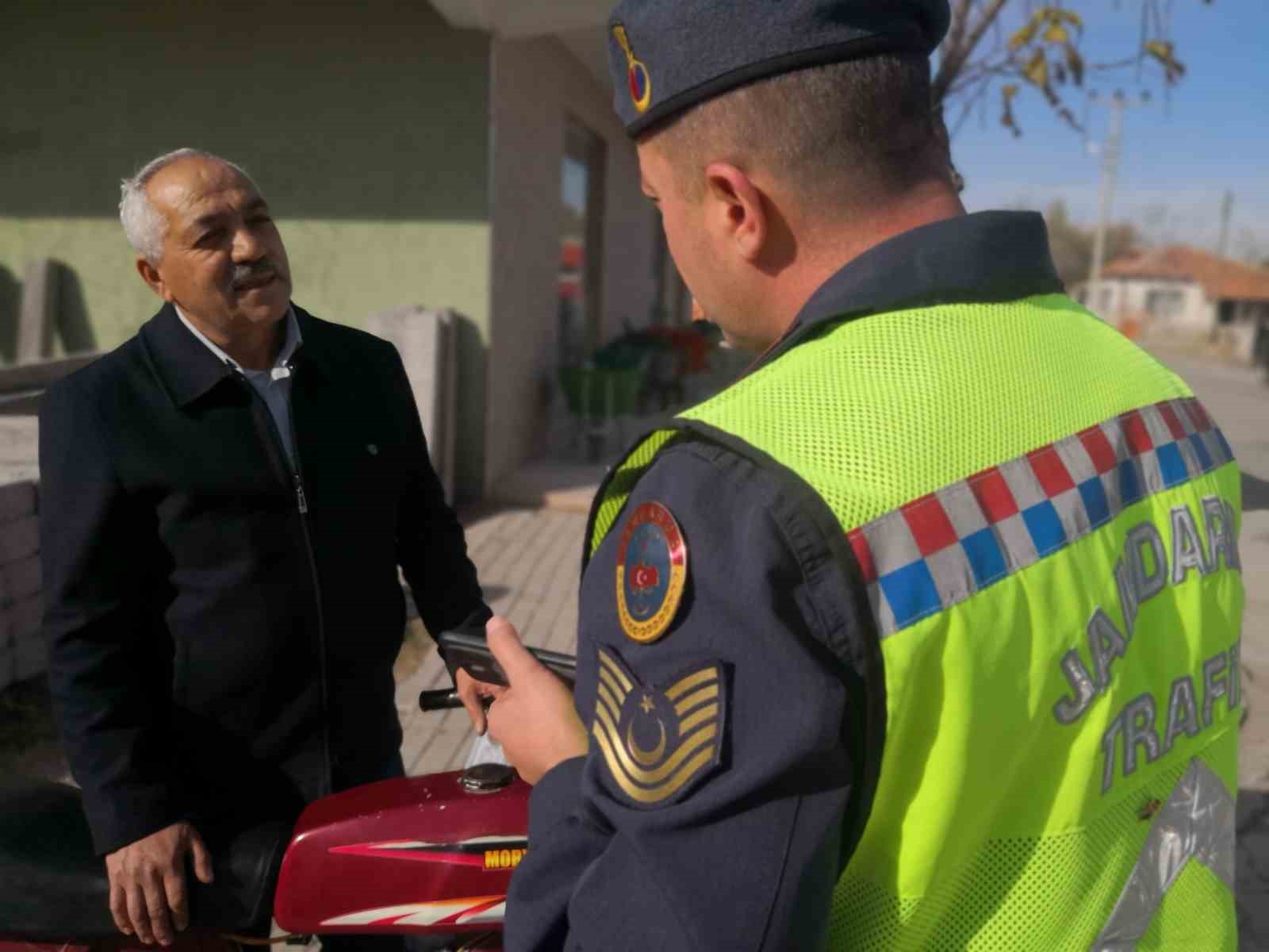 Ehliyetsiz, plakasız ve kasksız yakalandı, “Görmeyiverin ne olacak” dedi