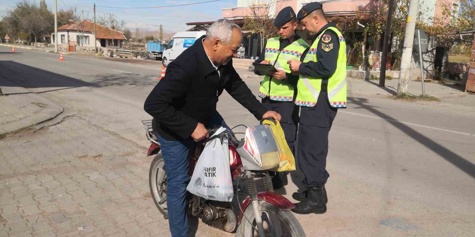 Ehliyetsiz, plakasız ve kasksız yakalandı, “Görmeyiverin ne olacak” dedi