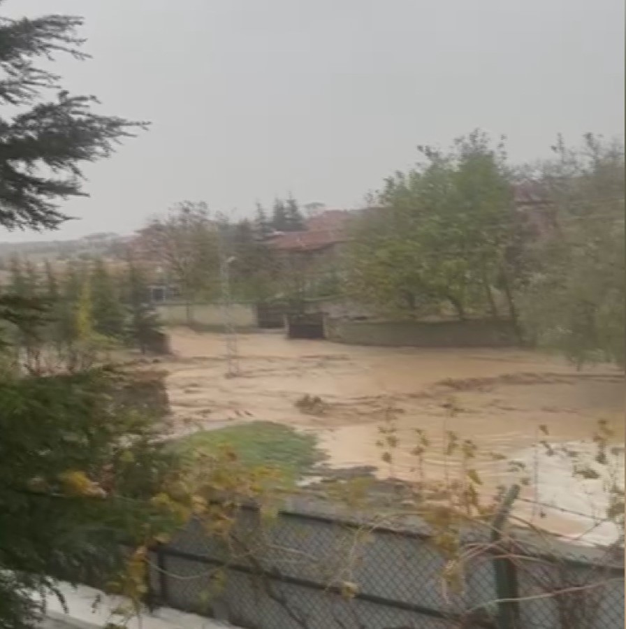 Ankara’da yağışın ardından mahalleyi su bastı