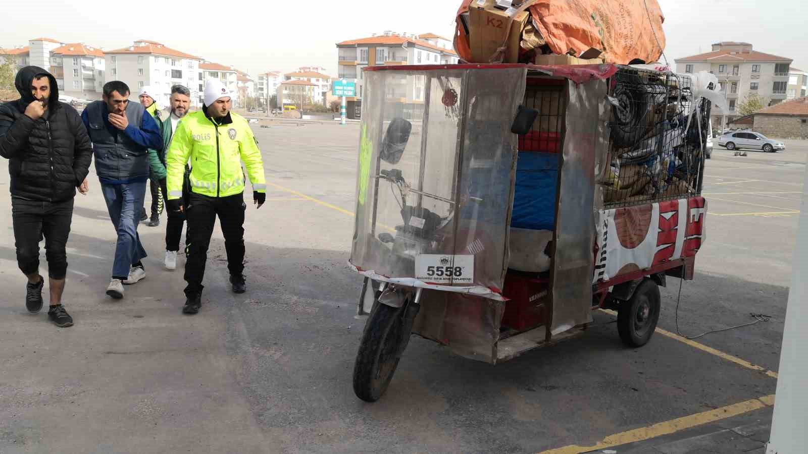 Fırtınada devrilen triportörün altında kalan kadın sürücü yaralandı