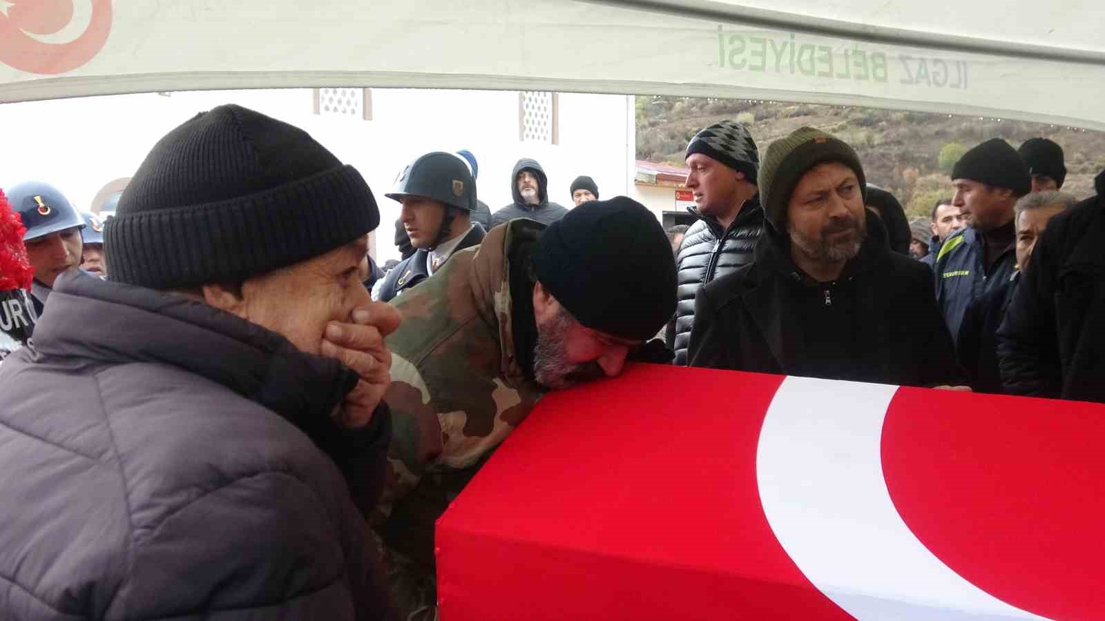 Komşusu tarafından öldürülen 15 Temmuz gazisi ve oğlu gözyaşlarıyla toprağa verildi