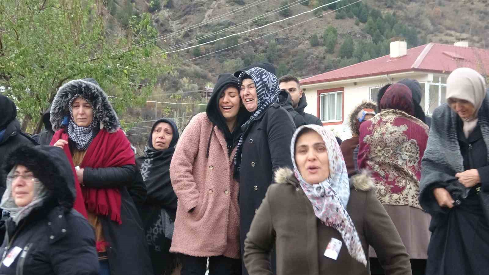 Komşusu tarafından öldürülen 15 Temmuz gazisi ve oğlu gözyaşlarıyla toprağa verildi