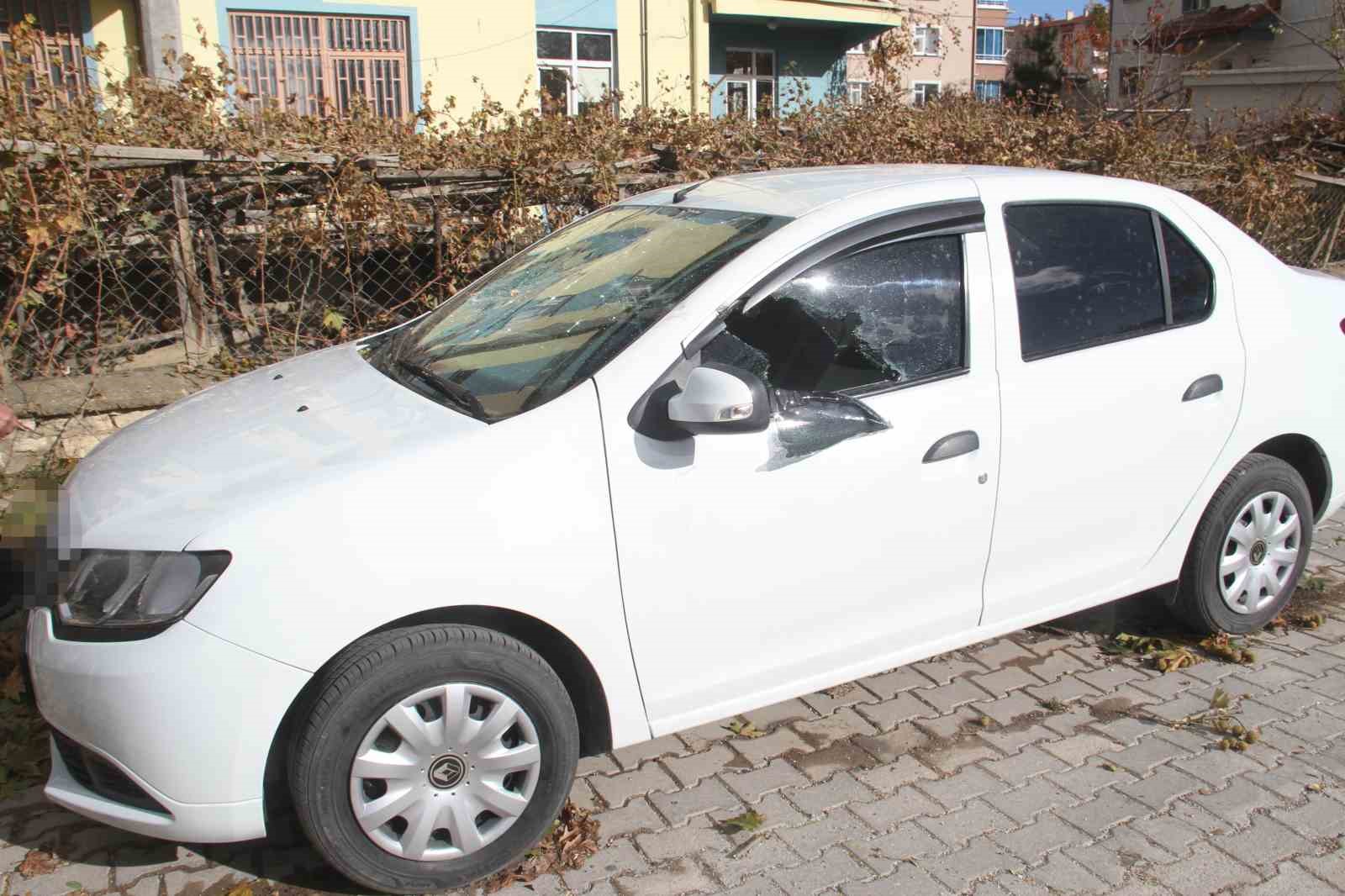 Konya’da şiddetli fırtınada kırılan ağaç park halindeki otomobile zarar verdi