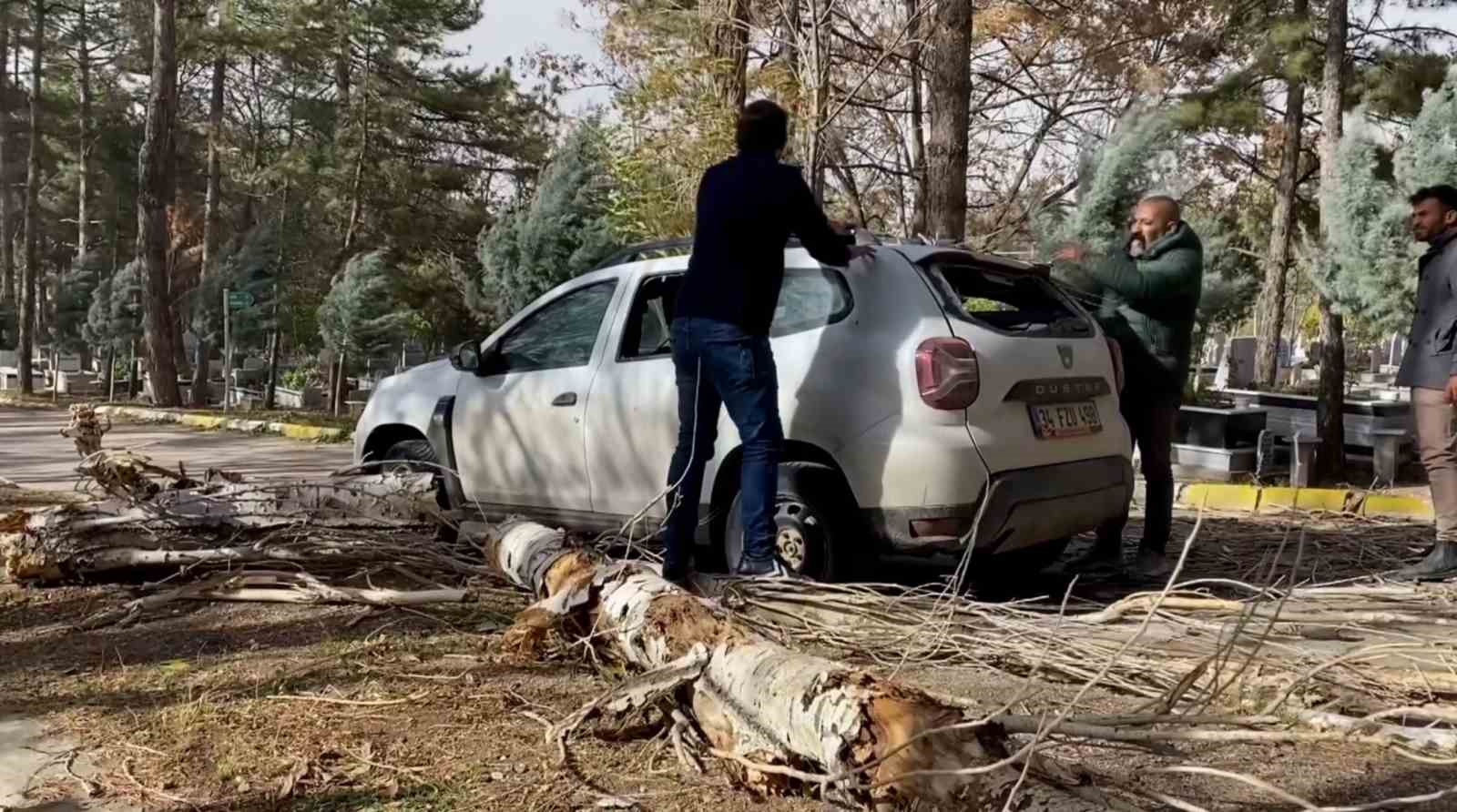 Aksaray’da şiddetli fırtına ağaçları söktü, tabelaları devirdi, çatıları uçurdu