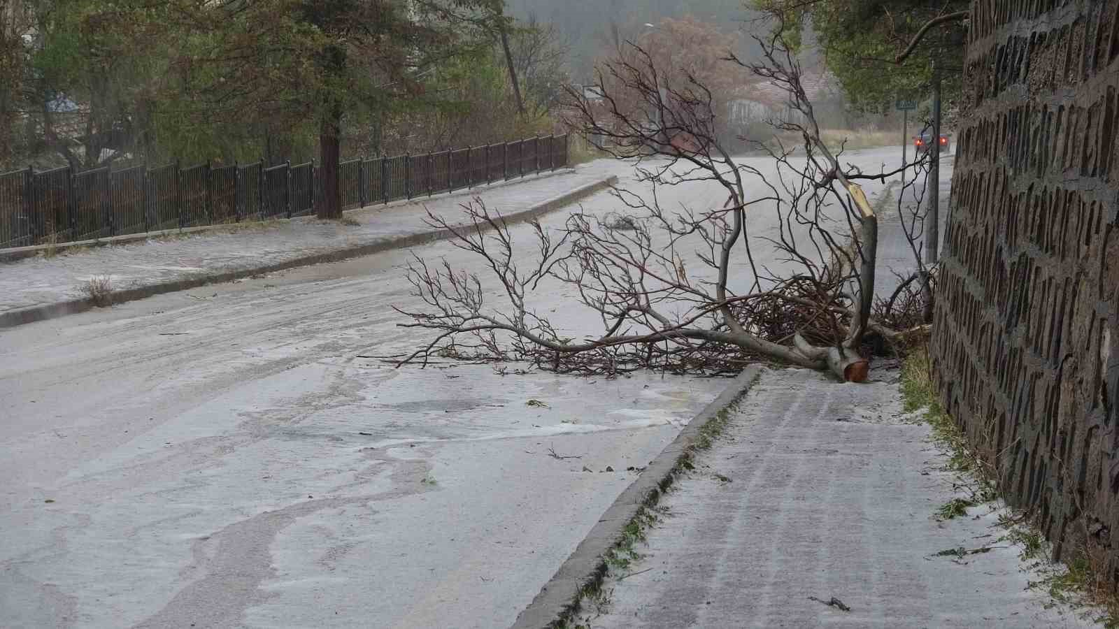 Yozgat’ta çatıdan kopan parçalar bir kişinin yaralanmasına neden oldu