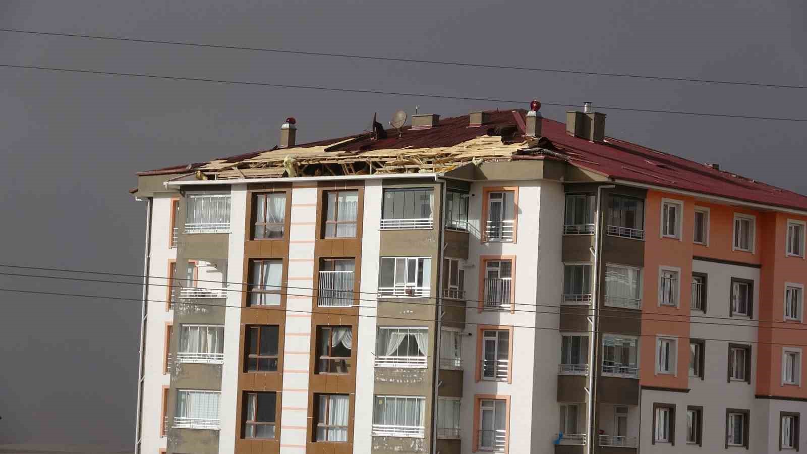 Yozgat’ta çatıdan kopan parçalar bir kişinin yaralanmasına neden oldu