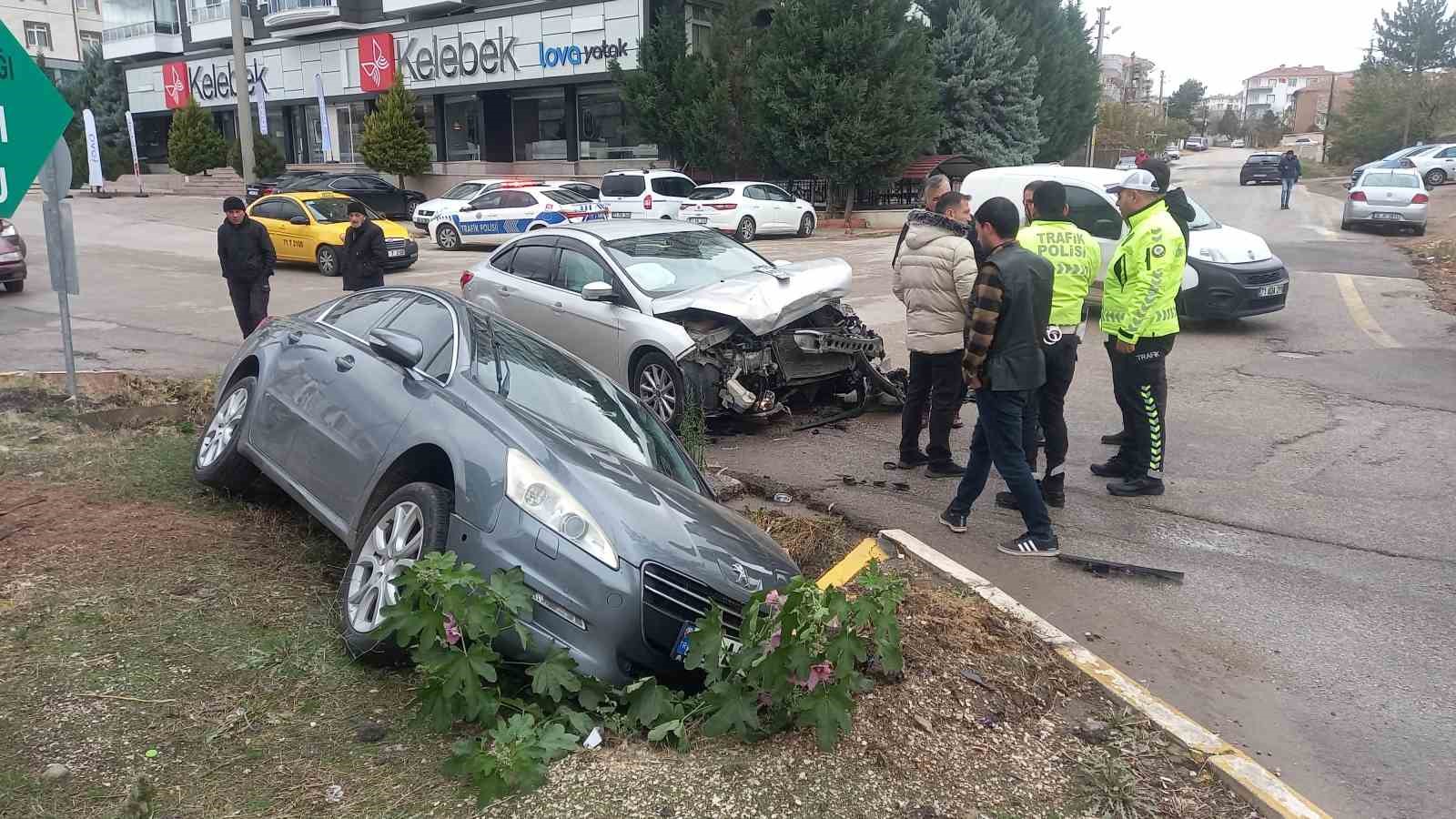 Kırıkkale’de iki otomobil çarpıştı: 3 yaralı